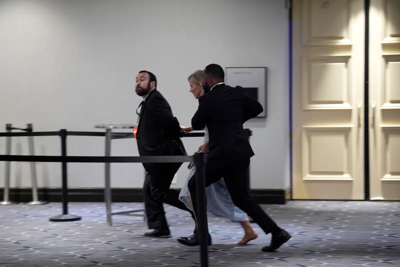 Según un periodista presente en el evento, el atacante habría saltado el detector de metales e ingresado al salón de baile.