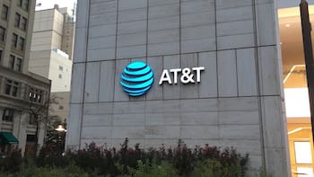 S&P frena la euforia: compra de AT&T México no mejora el perfil crediticio de Televisa y la perspectiva negativa sigue en pie