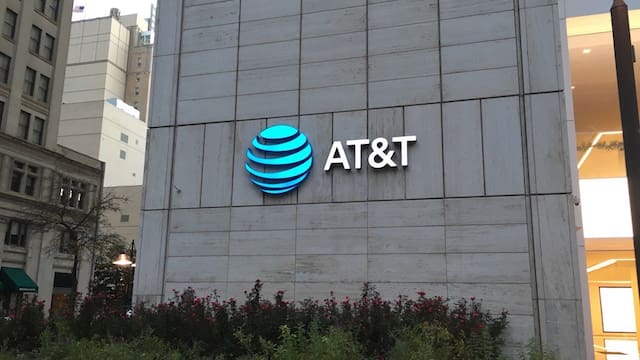 S&P frena la euforia: compra de AT&T México no mejora el perfil crediticio de Televisa y la perspectiva negativa sigue en pie