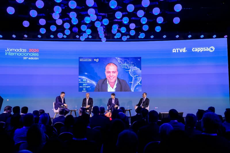 El panel de CEOs de las Jornadas Internacionales 2026 de ATVC y Cappsa, con un directivo de Millicom conectado a distancia a través de la pantalla.