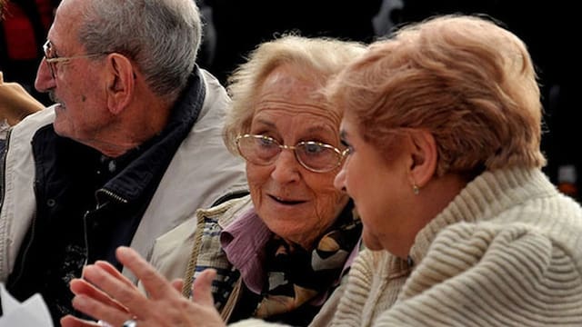 El Gobierno dará un cheque de estímulo de $230.000 a los mayores de 60 años que cumplan estos requisitos