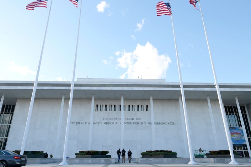 Fotografía de archivo del 19 de diciembre de 2025 que muestra a personas caminando frente al Centro Kennedy de las Artes Escénicas en Washington (Estados Unidos). El Centro Kennedy, el prestigioso centro de artes escénicas estadounidense frente al río Potomac, amaneció este jueves vallado, poco después de que se hicieran públicas fotos del presidente Donald Trump observando un gran póster en el Air Force One con el título 'Demolición del Kennedy Center'. EFE/ Lenin Nolly ARCHIVO