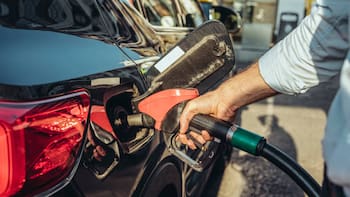 Hacienda lo confirmó y es oficial: el subsidio al combustible sube y este es el precio exacto por litro que vas a pagar hasta el 10 de abril