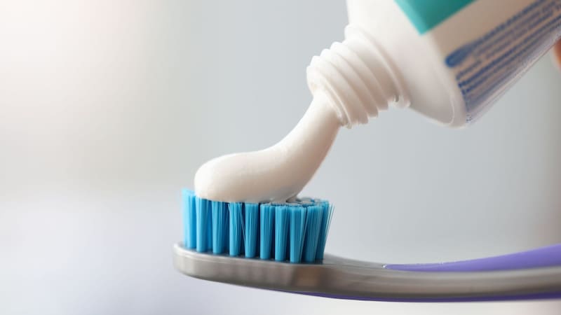 Aunque la pasta de dientes aparece con frecuencia entre los trucos caseros para limpiar metales, no es la opción más recomendable para la joyería de plata. (Fuente: Shutterstock)