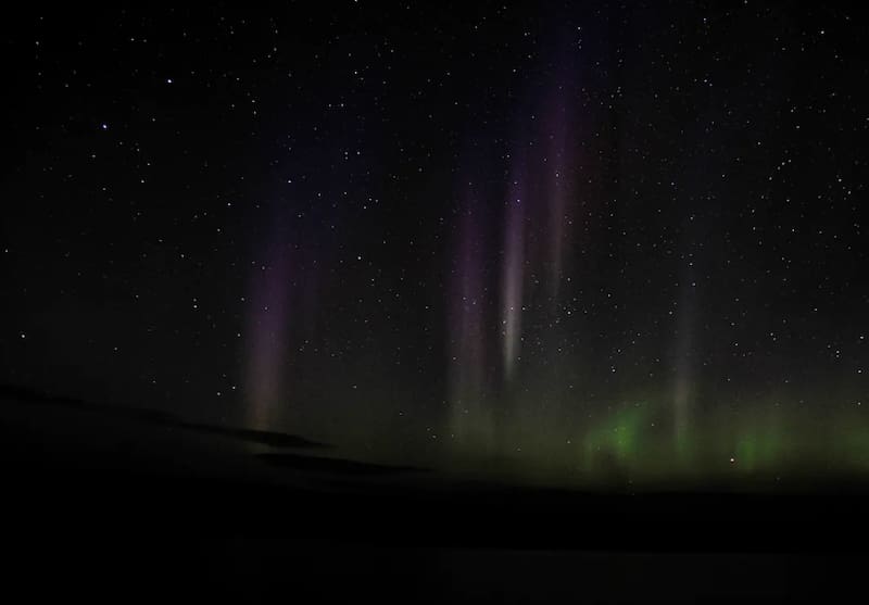 Las auroras boreales iluminan el cielo nocturno del Parque Nacional Isle Royale, en Michigan.