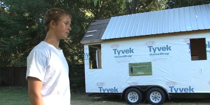 Austin Hay construyó una casa de 12 metros cuadrados sobre ruedas para poder trasladarla cuando terminara la escuela secundaria y comenzara la universidad. @kirstendirksen vía YouTube