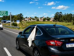 Colgar una tela blanca en la ventana de un auto en movimiento: qué significa y por qué es necesario saber cómo actuar