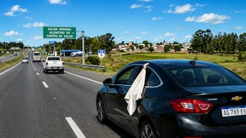 Colgar una tela blanca en la ventana de un auto en movimiento: qué significa y por qué es necesario saber cómo actuar
