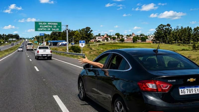 Qué significa que un conductor saque el brazo por la ventanilla y por qué todavía se usa esta señal.