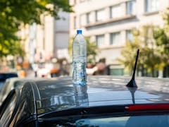 Llevar una botella de plástico sobre el techo del auto | Qué significa y por qué algunos conductores lo hacen