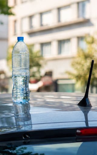 Llevar una botella de plástico sobre el techo del auto | Qué significa y por qué algunos conductores lo hacen
