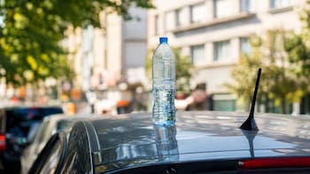 Llevar una botella de plástico sobre el techo del auto | Qué significa y por qué algunos conductores lo hacen