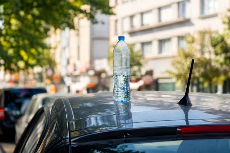Exponer botellas de plástico transparente llenas de agua al sol durante varias horas elimina las bacterias que provocan diarrea y otras enfermedades digestivas.