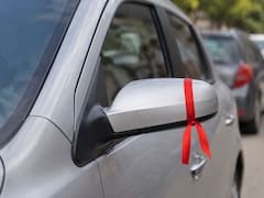 Llevar una cinta roja en el espejo del auto: qué significa y para qué se usa