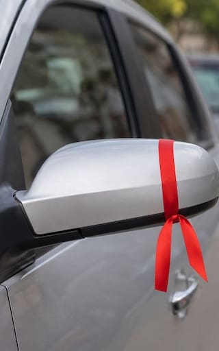 Llevar una cinta roja en el espejo del auto: qué significa y para qué se usa