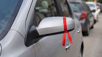 Llevar una cinta roja en el espejo del auto: qué significa y para qué se usa
