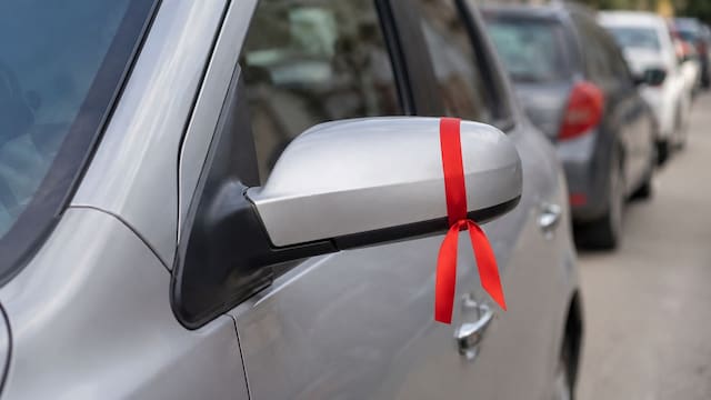 Llevar una cinta roja en el espejo del auto: qué significa y para qué se usa
