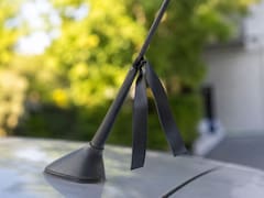 Llevar una cinta negra en la antena del auto | Qué significa y para qué se usa