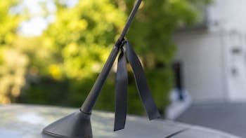 Llevar una cinta negra en la antena del auto | Qué significa y para qué se usa