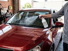 Atomizar vinagre en el parabrisas de tu coche: qué hace y por qué lo recomiendan los expertos