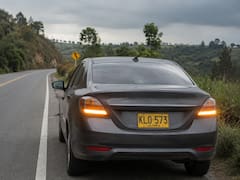 Conducir con las luces intermitentes encendidas: qué significa y por qué algunos conductores lo hacen
