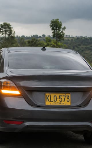 Conducir con las luces intermitentes encendidas: qué significa y por qué algunos conductores lo hacen