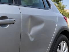 Cómo arreglar una abolladura del auto sin lijar ni volver a pintar la superficie: la recomendación de un experto