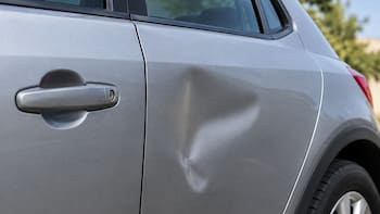 Cómo arreglar una abolladura del auto sin lijar ni volver a pintar la superficie: la recomendación de un experto