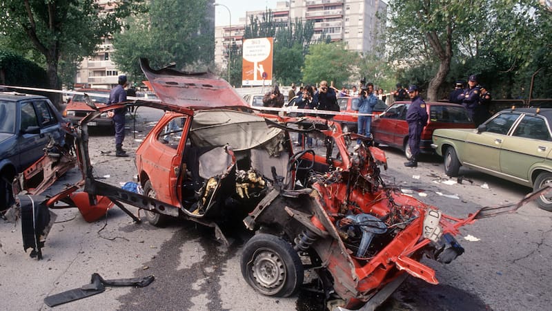 Restos de un vehículo tras el atentado de ETA en la plaza de la República Dominicana, en Madrid, el 14 de julio de 1986.