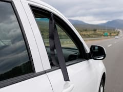Qué significa ver una cinta negra colgando de la ventana de un auto en la ruta
