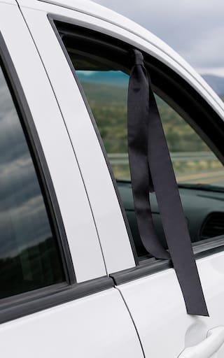 Qué significa ver una cinta negra colgando de la ventana de un auto en la ruta