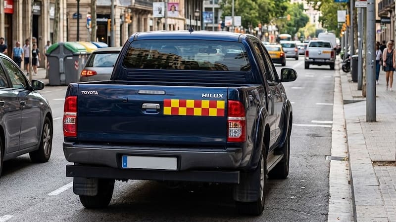 Auto con calcomania.