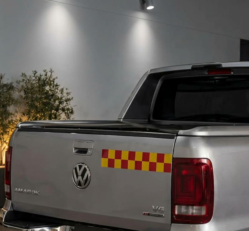 Qué significa la calcomania con cuadrados rojos y amarillos que llevan algunos autos.