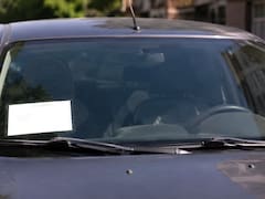 Alerta roja | El Gobierno castigará en septiembre a todos los conductores que circulen con estos carteles o etiquetas en el parabrisas