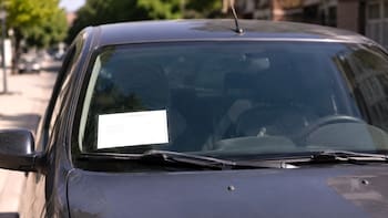 Alerta roja | El Gobierno castigará en septiembre a todos los conductores que circulen con estos carteles o etiquetas en el parabrisas