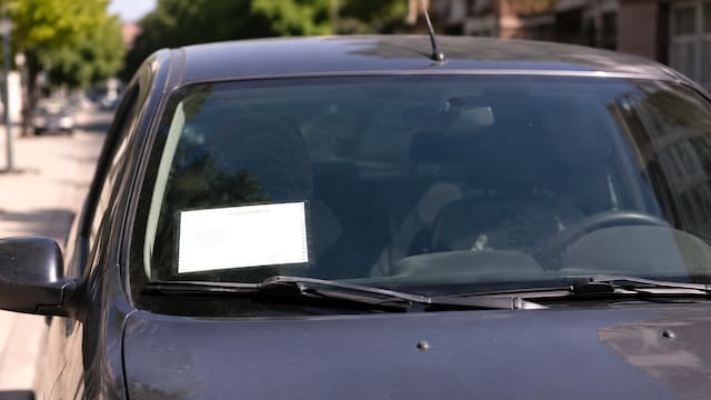 Alerta roja | El Gobierno castigará en septiembre a todos los conductores que circulen con estos carteles o etiquetas en el parabrisas
