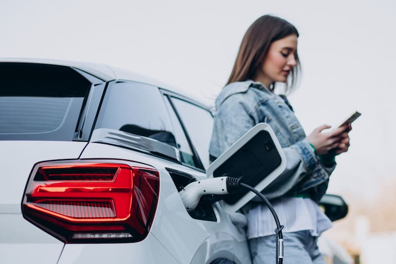 Estos vehículos consumen menos energía que los de gasolina, lo que puede traducirse en un ahorro de cientos de dólares al año en combustible y en una reducción significativa de la contaminación. (fuente: freepik)