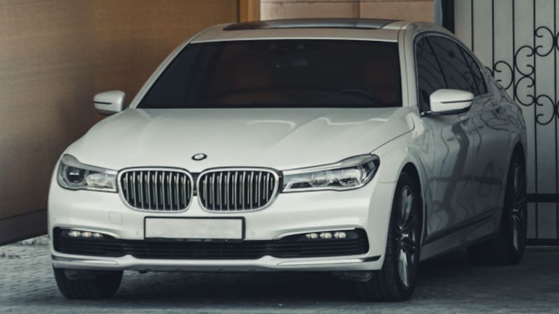 Auto estacionado en casa | Foto: Visakh P. en Pexels