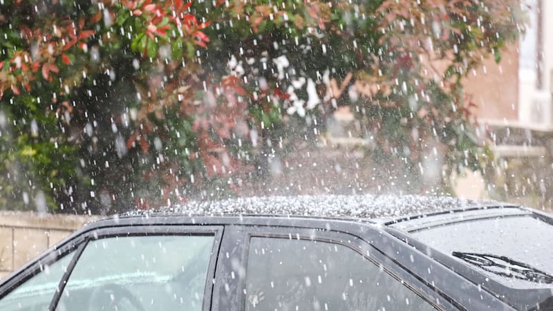 La DGT advierte del peligro de atravesar carreteras con lluvias y granizo.