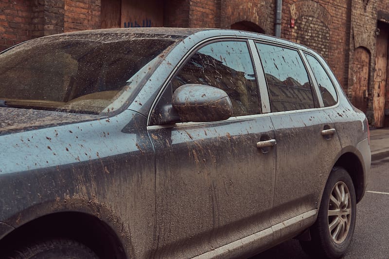 Qué significa tener el auto sucio y desordenado, según la psicología.