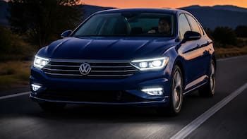 Qué significa cuando un auto te hace luces altas al cruzarse en la ruta y por qué es importante conocerlo