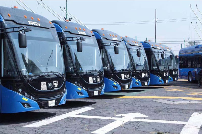 Los nuevos trolebuses eléctricos forman parte de un plan de modernización del transporte en Quito.