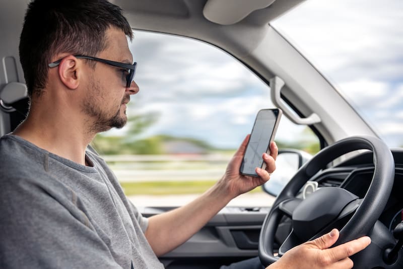 A new traffic law in California has just gone into effect and promises automatic fines for all drivers who break a key rule: not using a cell phone under any circumstance while driving. Image: Magnific.