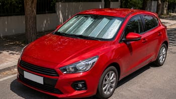Parasol para el parabrisas: cuánto baja la temperatura del auto y si realmente conviene usarlo