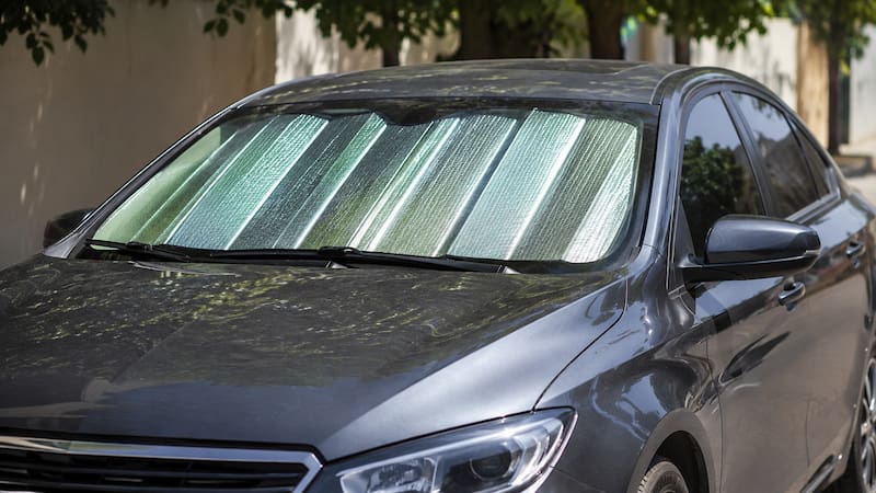 El parabrisas es la mayor superficie de vidrio del vehículo y la principal vía de entrada del calor.