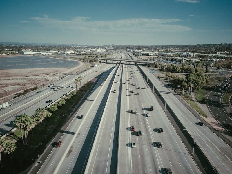 Estas autopistas constituyen más que simples vías de tránsito acelerado; forman parte de una transformación integral de la infraestructura en América Latina, que integra ingeniería compleja, inversión privada y una planificación estatal ambiciosa. Imagen: Pexels.