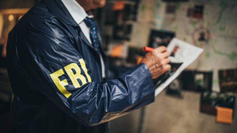 El FBI detectó que los estafadores se hacen pasar por entidades como el DMV o funcionarios del gobierno (Foto: Archivo El Cronista)