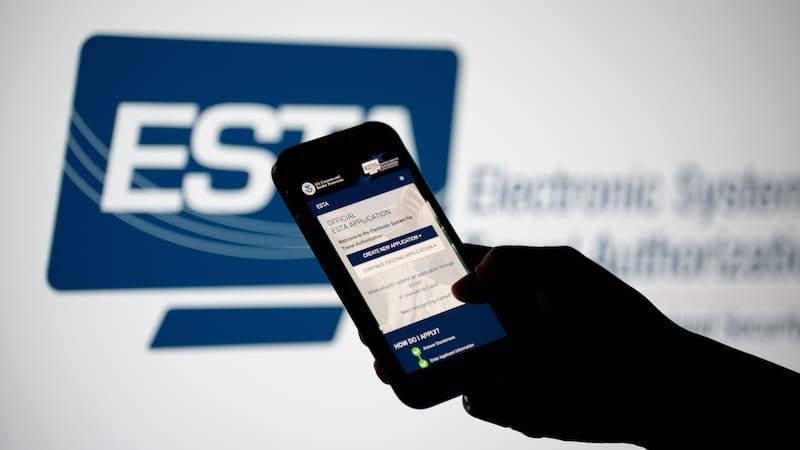 Para poder atravesar los controles, se emite una Autorización Electrónica de Viaje (ESTA) que se vincula electrónicamente al pasaporte, por ello es necesario que el documento cumpla con determinadas condiciones.