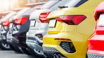 Mientras el auto se hunde 40%, las motos “explotan”: por qué el negocio que no para de crecer