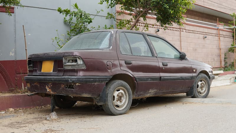 Brigadas de la Secretaría de Seguridad Ciudadana retiraron autos abandonados y motocicletas con irregularidades durante operativos realizados a lo largo del año en distintas alcaldías de la Ciudad de México.